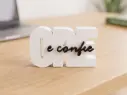 Enfeite de Mesa Decorativo Frase "Ore e Confie"